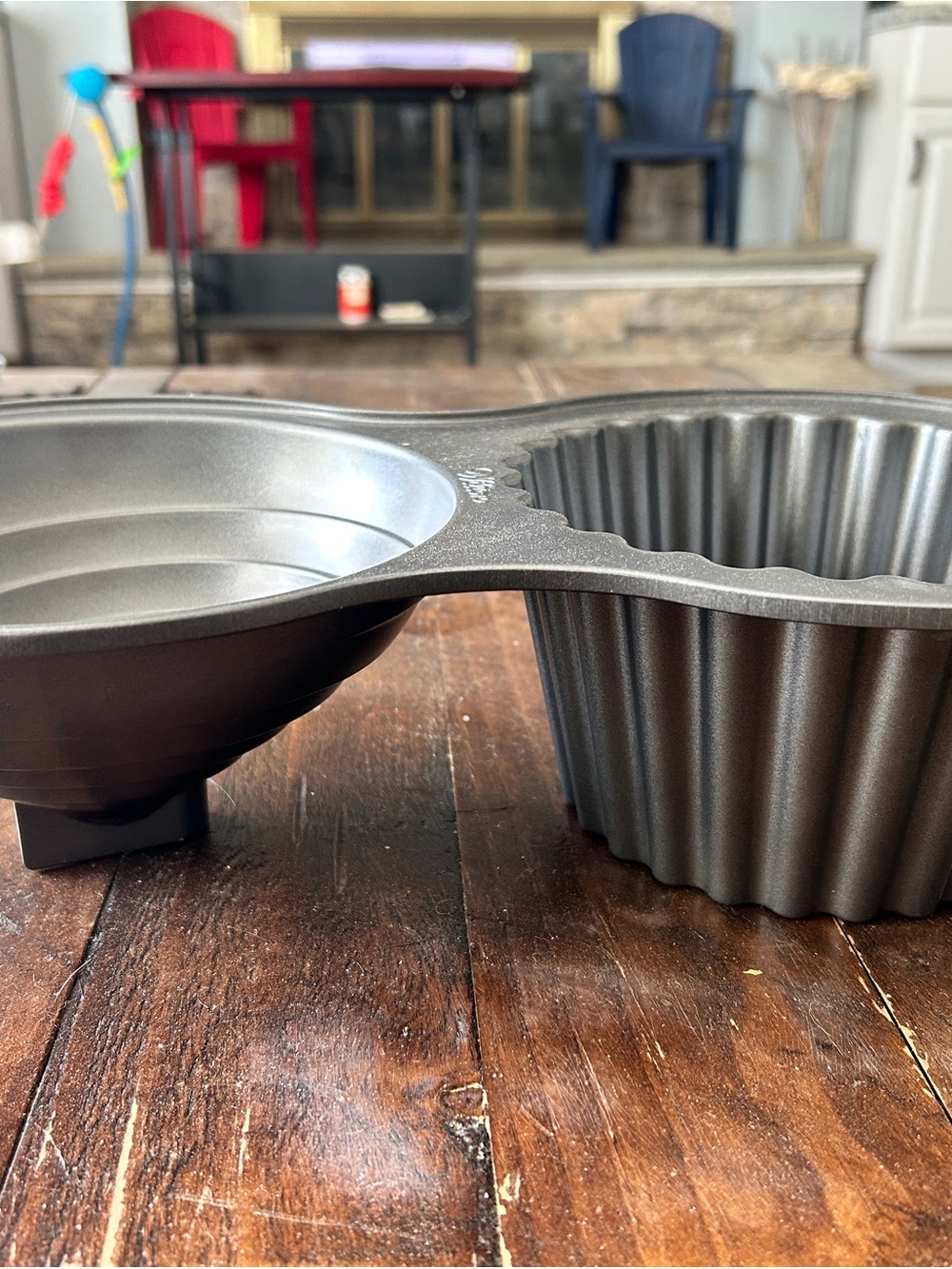 Wilton Giant Cupcake Mold with Pink Frosting Detail - Picture 2 of 3